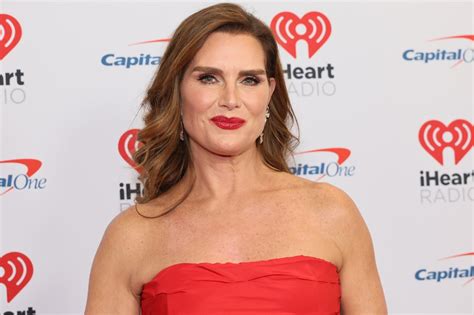 Brooke Shields, Christopher Atkins recall uncomfortable naked。